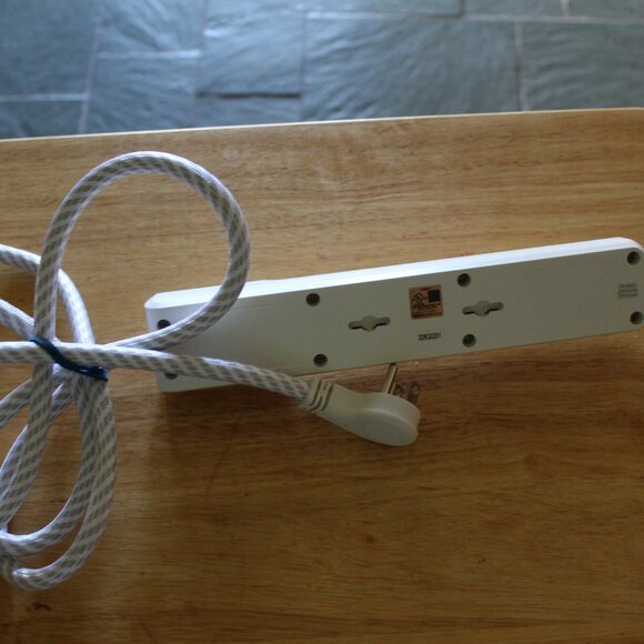 CyberPower Relocateable Power Tap - 4 outlets, 3 USBS - Picture 3 of 3